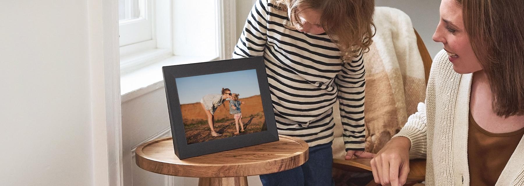 Mother and daughter looking at a Carver frame.