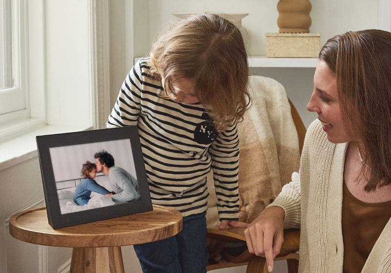 Carver Mat frame displaying image of family