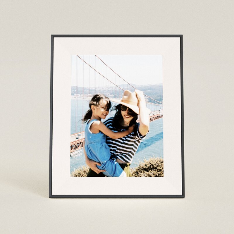 Aspen 12" | Aura's most versatile HD digital picture frame