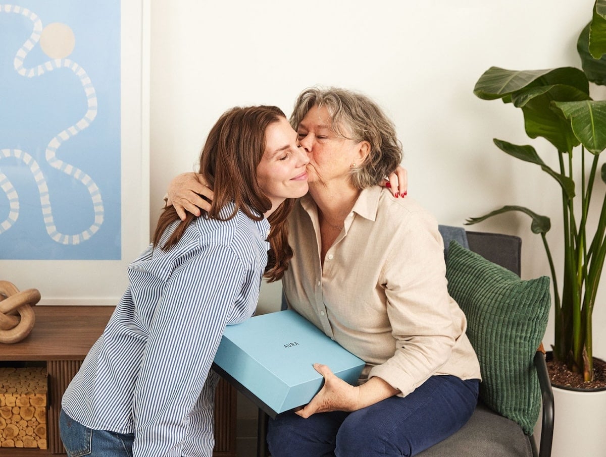 a mother thanking her daughter for gifting a Carver Mat Aura frame