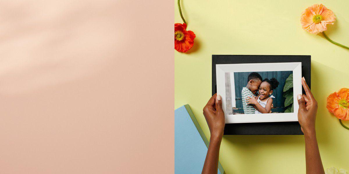  Aura Smith WiFi Digital Picture Frame, The Best Digital Frame  for Gifting, Send Photos from Your Phone, 2K Display, Quick, Easy Setup  in Aura App